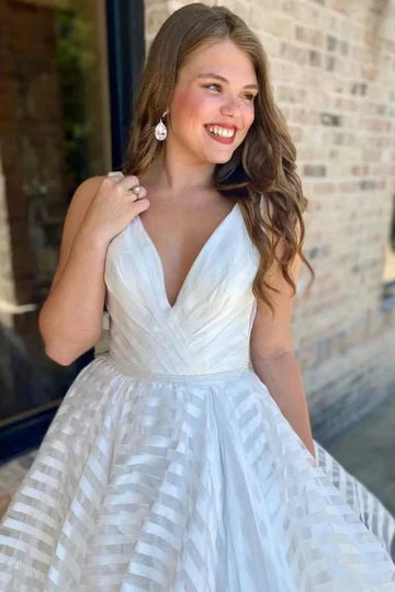 Vestido de novia de rayas con escote en V profundo y espalda descubierta